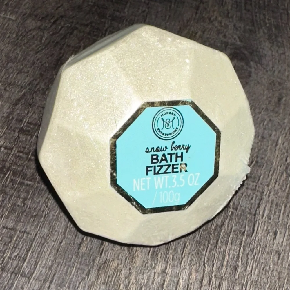 💞 New Snow Berry Shimmery Bath Fizzer Bath Bomb